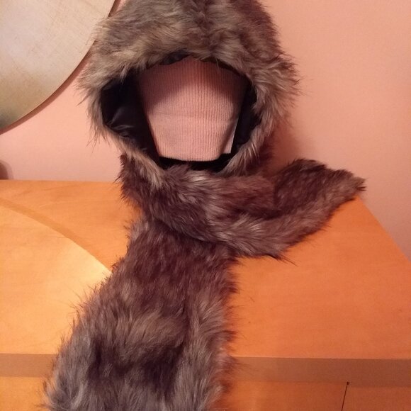 Icing Faux Fur Hood. - Picture 7 of 9